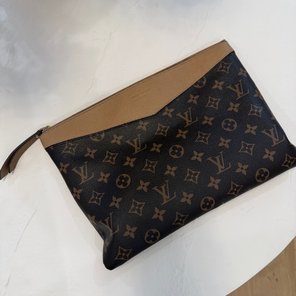 LOUIS VUITTON Monogram Daily Pouch/Clutch - Picture 3 of 8